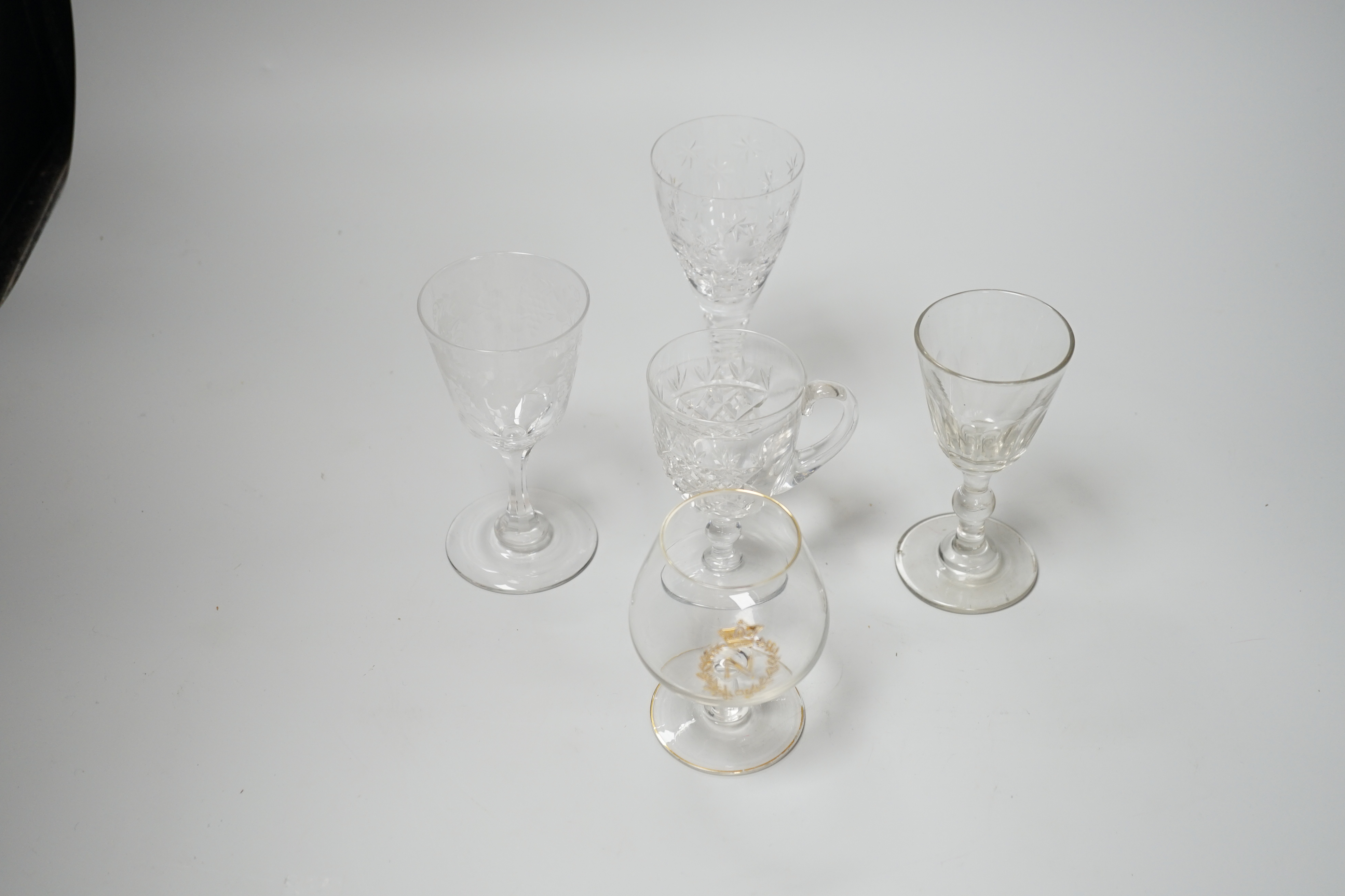 A collection of mostly 20th century glassware (33)